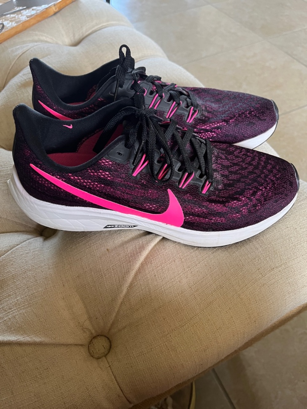 NIKE Women's Athletic Running Shoes - Black & Hot Pink EUC